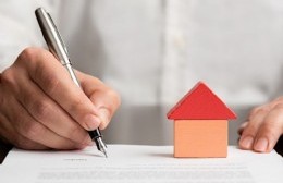 Acto de firma de escrituras en Plaza San Martín