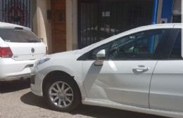 Chocan un auto estacionado y se van del lugar