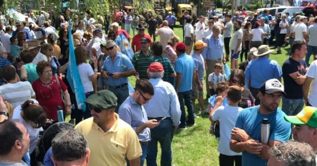 Marcha de protesta y asamblea de productores rurales en Pergamino