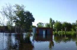 El paseo de la ribera y sus vecinos de Barrio Santa Teresa bajo el agua