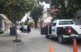 Un conductor chocó tres autos estacionados y se fue del lugar