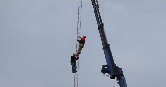 Para enlazar cámaras de seguridad, instalan antena en el CIC de Barrio Progreso