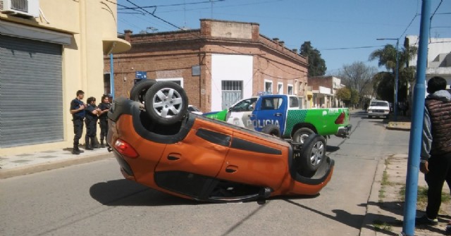 Chocaron dos autos en la esquina de Iribarne y Zapiola