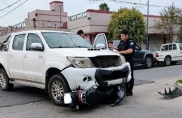 Chocan camioneta y moto: Dos personas al hospital