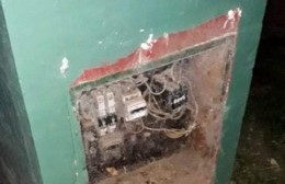 Rompieron la puerta del tablero eléctrico de la Plaza Moreno