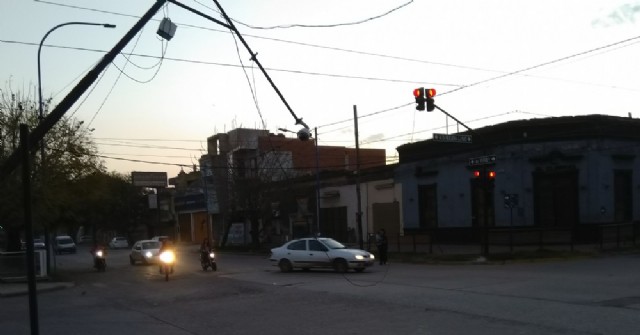 Cayeron postes en la esquina de Tormey, Helguera y Paso