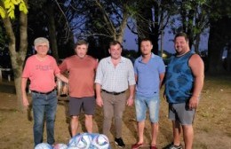 El intendente entregó pelotas al club Unión de Carabelas