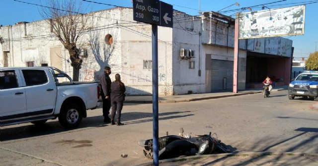 Choque entre moto y camioneta en la esquina de Aspirante Gazo y Juan Muñoz