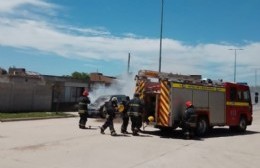 Un utilitario ardió en Avenida Alessandro