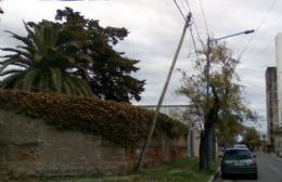 Precaución por un poste en peligrosa situación