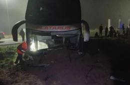 Carmen de Areco: un micro despistó, chocó en medio de la niebla y el chofer quedó atrapado