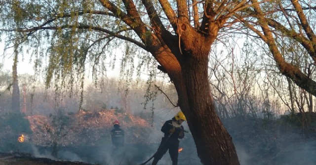 Tres intervenciones casi simultáneas de los bomberos por incendios de malezas y basura