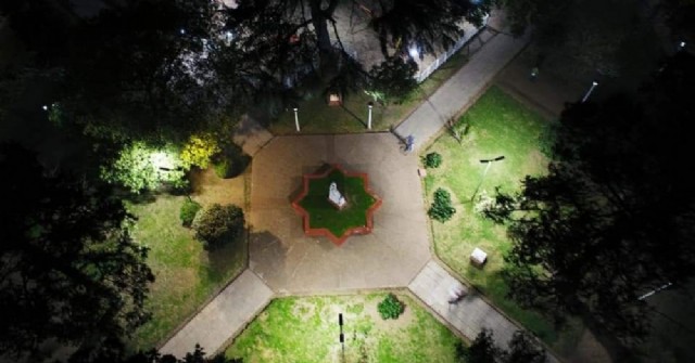 El Municipio reforzó la iluminación en la Plaza España