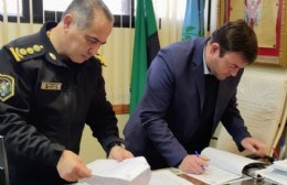 Escuela de Policía en Rafael Obligado: Bouvier firmó convenio