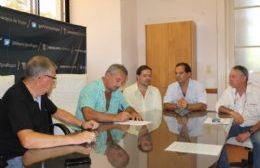 Barrio Santa Rita: Rossi firmó el convenio con Clyfer por cordón cuneta