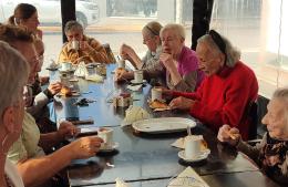 Siguen las salidas de café y medialunas de los adultos mayores del Hogar Municipal