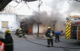 En arriesgada acción, los bomberos extinguen el incendio de un auto con equipo de gas