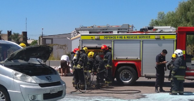 Principio de incendio en un auto en la estación Shell de la Ruta 188