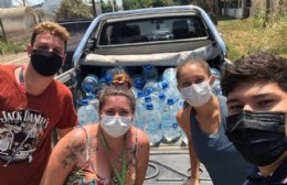La Juventud Radical distribuye bidones de agua