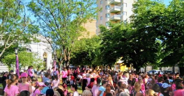 La caminata al Paseo de la Ribera tuvo una desbordante convocatoria