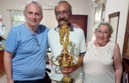 Argentino entregó una réplica de la copa a la familia Dedieus