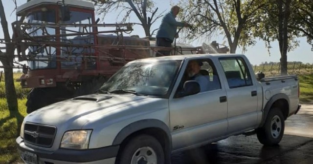 Vecinos de Rafael Obligado instalaron un sistema de desinfección vehicular en el ingreso a la localidad