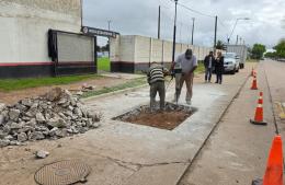 Trabajos para solucionar una obstrucción en la colectora de avenida Carlos Pellegrini