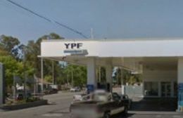 Mujer policía filmada mientras robaba la caja de seguridad de un comercio