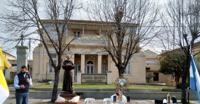 San Francisco de Asís: Adoración eucarística y misa frente al Hospital y el Hogar de Ancianos