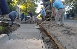 Colocan hormigón en la nueva bocacalle de la obra de cordón cuneta de Avenida San Martín