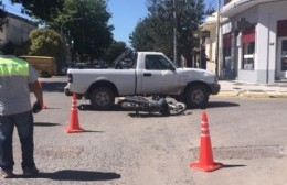Camioneta y moto chocaron en la esquina del Hospital Unzué