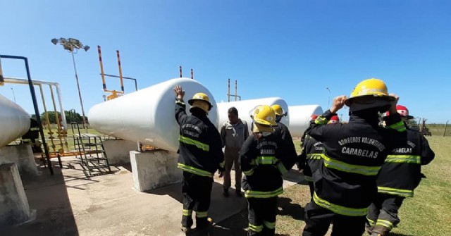 Los Bomberos Voluntarios de Carabelas se capacitaron en el funcionamiento de la planta de gas