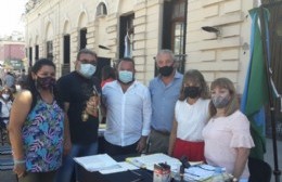 Se realizó el acto de firma de escrituras en la explanada de la Municipalidad