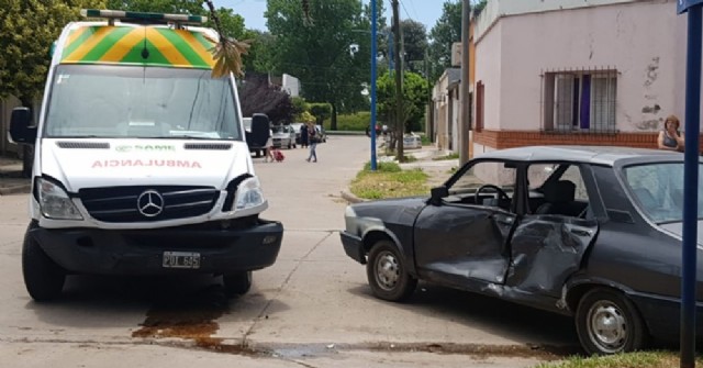 Fuerte choque entre una ambulancia y un auto