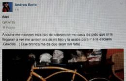 Roban bicicleta playera de adentro de una casa