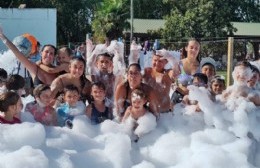 Fiesta de la Espuma para el cierre de la colonia municipal de vacaciones en Carabelas