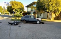 Fuerte choque entre un auto y una moto