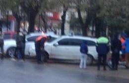 Accidente entre auto y moto en plena Avenida 25 de Mayo