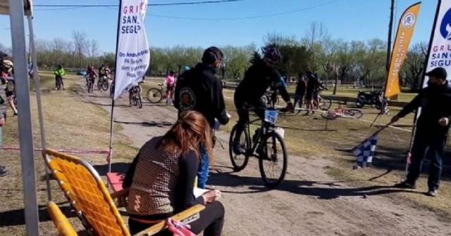 La primera carrera de ciclismo recaudó alimentos para el Jardín Bichito de Luz
