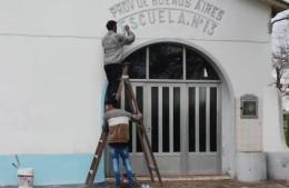 Rumbo al centenario: labores de embellecimiento en la Primaria N° 13