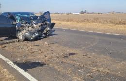 Auto choca camión por detrás
