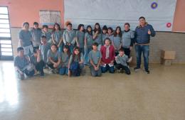 La 88.5 FM de Berisso y Rojas Ciudad entregaron remeras de egresados a los alumnos de la Escuela Número 15
