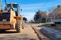 Trabajos de mejoras en las banquinas de Fortín Mercedes y en calles de Barrio Belgrano