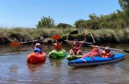 Los niños salieron a remar en kayak por el arroyo