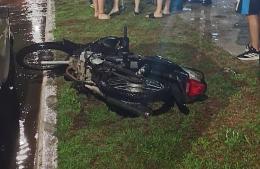 Dos mujeres en moto chocaron un auto estacionado