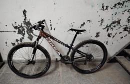 Le roban la bicicleta a punta de cuchillo