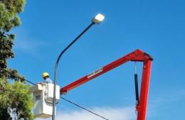 Conectan nuevas luminarias LED en Barrio Ramos