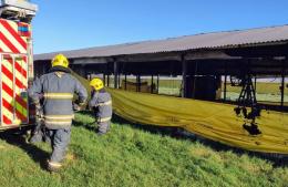 Bomberos sofoca incendio en galpones avícolas
