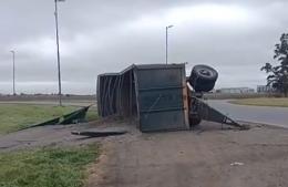 Sorpresa en la rotonda: un acoplado volcado y sin el camión
