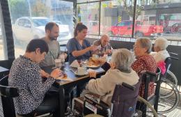 Salidas de café y medialunas con los abuelos del Hogar Municipal